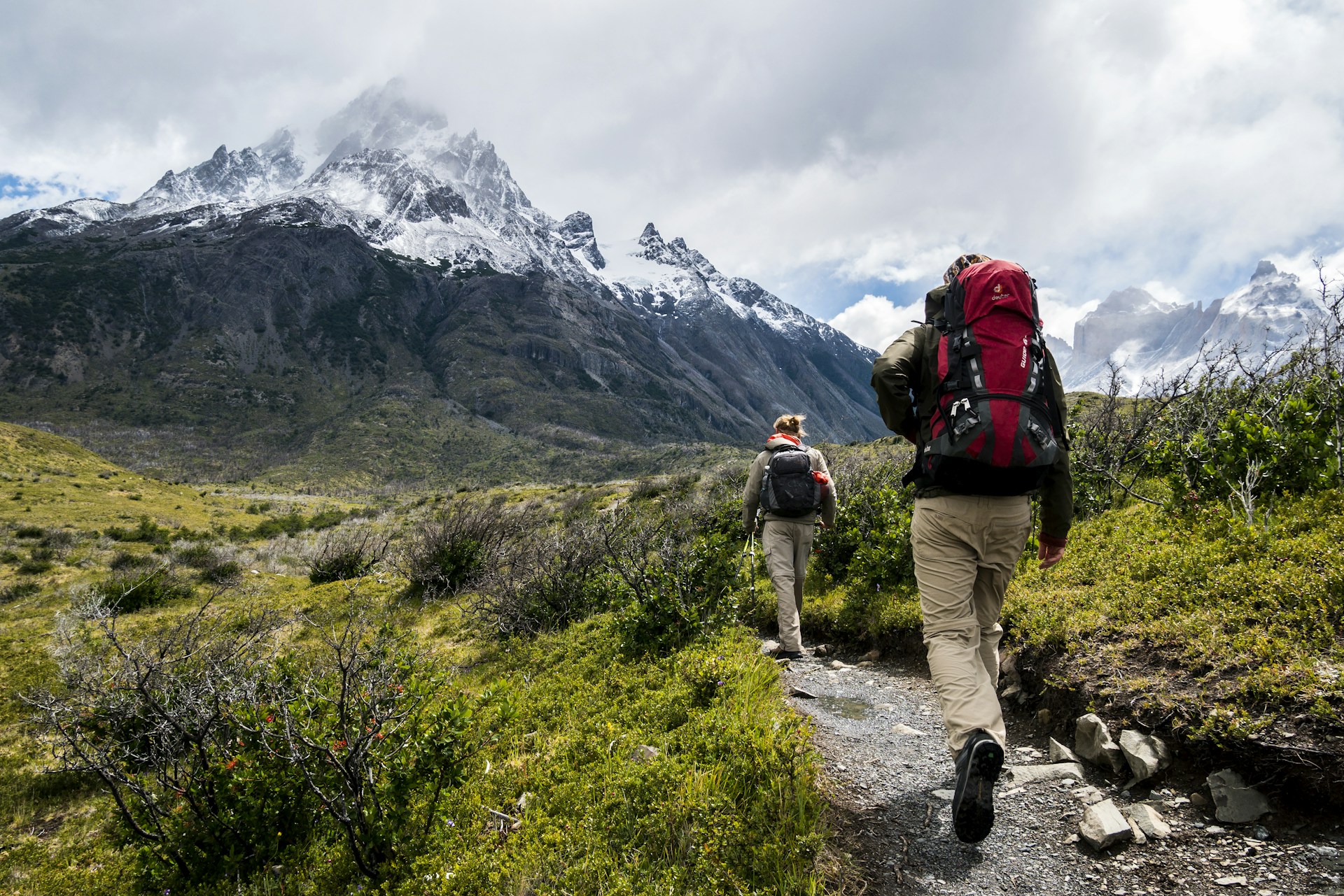 壮丽的高山日出景观，登山者站在山顶迎接第一缕阳光